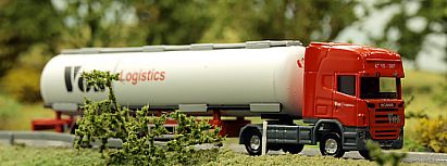 1431 HERPA Tank-Sattelzug - VOS Logistics - 15-307 -  Seite rechts - vorn - Internet