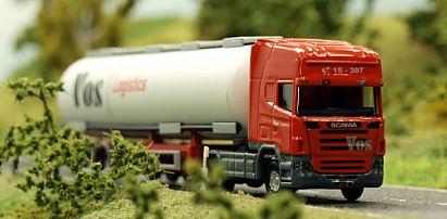 1431 HERPA Tank-Sattelzug - VOS Logistics - 15-307 -  vorn - Internet