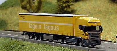 1559 HERPA SCANIA Gardinenplanen-Sattelzug - Swiss Post  - Zugmaschine Nr 152 - vorn - Landschaft - Internet