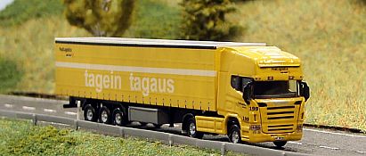1560 HERPA SCANIA Gardinenplanen-Sattelzug - Swiss Post  - Zugmaschine Nr 199 - vorn - Landschaft - Internet