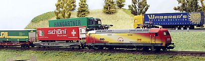 1567 MINITRIX - OHE 145-CL 031 - Seite mit Wagen - Internet