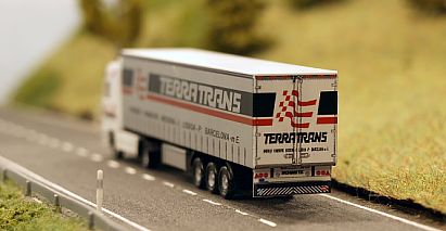 1570 HERPA MB Actros Gardinenplanen-Sattelzug - TERRATRANS hint 1570 HERPA MB Actros Gardinenplanen-Sattelzug - TERRATRANS hint