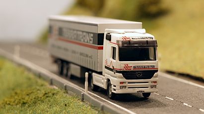 1570 HERPA MB Actros Gardinenplanen-Sattelzug - TERRATRANS vorn 1570 HERPA MB Actros Gardinenplanen-Sattelzug - TERRATRANS vorn