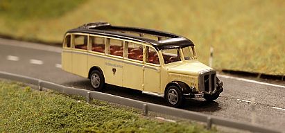 1585 Saurer Bus - lang Schiebedach - vorn - AT - Internet