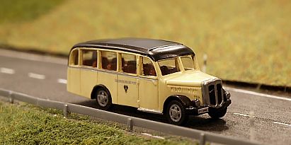 1587 Saurer Bus - kurz  - vorn - AT - Internet