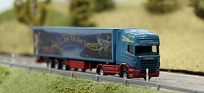 1598 HERPA SCANIA Koffer-Sattelzug - vorn - Heuser F�r die Spur N unterwegs - Internet