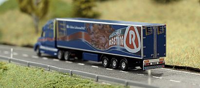 1599 KATO VOLVO VNL 780 -- HERPA Kühlkoffer-Auflieger - hinten - EDEKA - Fleischhof - RASTING - Internet 1599 KATO VOLVO VNL 780 -- HERPA Kühlkoffer-Auflieger - hinten - EDEKA - Fleischhof - RASTING - Internet