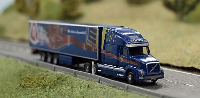 1599 KATO VOLVO VNL 780 -- HERPA Kühlkoffer-Auflieger - vorn - EDEKA - Fleischhof - RASTING - Internet 1599 KATO VOLVO VNL 780 -- HERPA Kühlkoffer-Auflieger - vorn - EDEKA - Fleischhof - RASTING - Internet