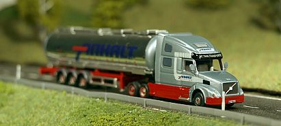 1612 KATO VOLVO VNL 780 -- HERPA Tank-Auflieger - ANHALT - vorn - Internet 1612 KATO VOLVO VNL 780 -- HERPA Tank-Auflieger - ANHALT - vorn - Internet