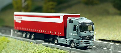 1615 HERPA MB Actros Gardinenplanen - Sattelzug - PLANZER - vorn - Internet 1615 HERPA MB Actros Gardinenplanen - Sattelzug - PLANZER - vorn - Internet