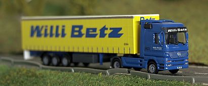 1618 HERPA MB Actros Gardinenplanen-Sattelzug Willi Beetz - vorn - Internet 1618 HERPA MB Actros Gardinenplanen-Sattelzug Willi Beetz - vorn - Internet