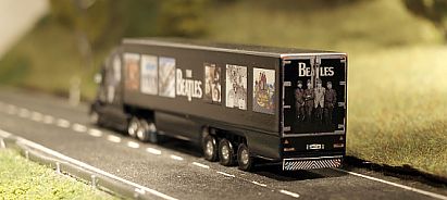 1628 KATO VOLVO VNL 780 - HERPA Grossraum - Kofferauflieger - hinten - Beatles - Internet 1628 KATO VOLVO VNL 780 - HERPA Grossraum - Kofferauflieger - hinten - Beatles - Internet