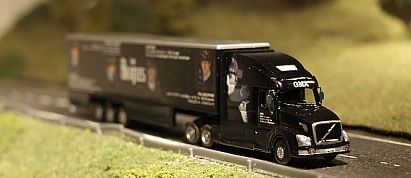 1628 KATO VOLVO VNL 780 - HERPA Grossraum - Kofferauflieger - vorn - Beatles - Internet 1628 KATO VOLVO VNL 780 - HERPA Grossraum - Kofferauflieger - vorn - Beatles - Internet