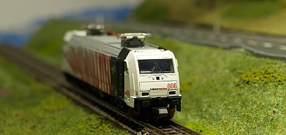 1631 MINITRIX - E-Lok BR 185.2 --12193 - Lokomotion 185 666-5 - vorn links - Internet