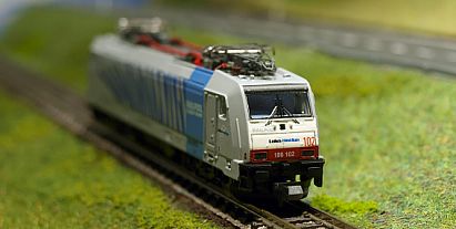 1632 MINITRIX - E-Lok BR 185.2 --12596 - RAIL POOL - Lokomotion 186 102-0 - vorn links - Internet