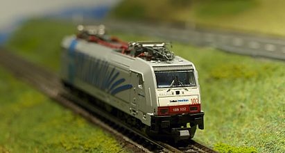 1632 MINITRIX - E-Lok BR 185.2 --12596 - RAIL POOL - Lokomotion 186 102-0 - vorn rechts - Internet