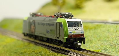 1633 MINITRIX - E-Lok BR 185.2 --12596 - bls - Alpinisten - 501 - vorn - Internet