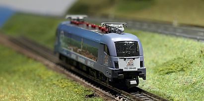 1642 MINITRIX Taurus - Vereinslok FEC F�rth  -- FEC 1984-002 - vorn rechts - Internet