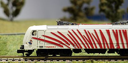 1648 MINITRIX - E-Lok BR 185.2 --12193 - Lokomotion 185 666-5 - rechts - Der kleine Nils - nur Nils - Internet