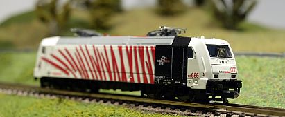 1648 MINITRIX - E-Lok BR 185.2 --12193 - Lokomotion 185 666-5 - vorn rechts - Der kleine Nils - Internet