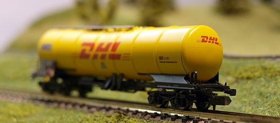 1658 MINITRIX - Knickkesselwagen DHL - links - Internet gross