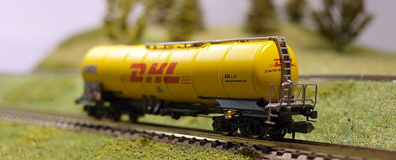 1658 MINITRIX - Knickkesselwagen DHL - rechts - Internet gross