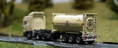 1659 HERPA SCANIA Zugmaschine - Umbau - mit Flüssigkeitscontainer - WARSTEINER - hinten - Internet 1659 HERPA SCANIA Zugmaschine - Umbau - mit Flüssigkeitscontainer - WARSTEINER - hinten - Internet