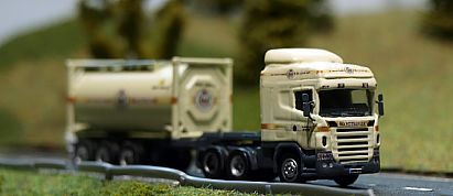 1659 HERPA SCANIA Zugmaschine - Umbau - mit Flüssigkeitscontainer - WARSTEINER - vorn - Internet 1659 HERPA SCANIA Zugmaschine - Umbau - mit Flüssigkeitscontainer - WARSTEINER - vorn - Internet