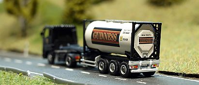 1661 Flüssigkeitscontainer beige mit Auflieger und MAN Zugmaschine - GUINNESS - hinten - Internet 1661 Flüssigkeitscontainer beige mit Auflieger und MAN Zugmaschine - GUINNESS - hinten - Internet