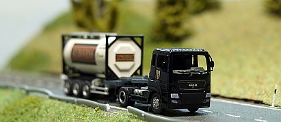 1661 Flüssigkeitscontainer beige mit Auflieger und MAN Zugmaschine - GUINNESS - vorn - Internet 1661 Flüssigkeitscontainer beige mit Auflieger und MAN Zugmaschine - GUINNESS - vorn - Internet