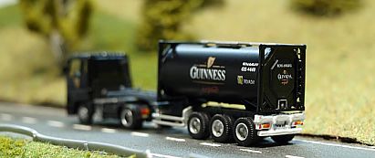 1662 Flüssigkeitscontainer schwarz mit Auflieger und MAN Zugmaschine - GUINNESS - hinten - Internet 1662 Flüssigkeitscontainer schwarz mit Auflieger und MAN Zugmaschine - GUINNESS - hinten - Internet