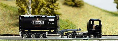 1662 Flüssigkeitscontainer schwarz mit Auflieger und MAN Zugmaschine - GUINNESS - rechts - Internet 1662 Flüssigkeitscontainer schwarz mit Auflieger und MAN Zugmaschine - GUINNESS - rechts - Internet