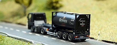 1666 Flüssigkeitscontainer schwarz mit Auflieger und MAN Zugmaschine (geänderter Kühlergrill) - hinten - GUINNESS - Internet 1666 Flüssigkeitscontainer schwarz mit Auflieger und MAN Zugmaschine (geänderter Kühlergrill) - hinten - GUINNESS - Internet