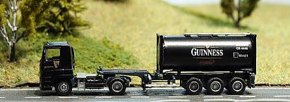 1666 Flüssigkeitscontainer schwarz mit Auflieger und MAN Zugmaschine (geänderter Kühlergrill) - links - GUINNESS - Internet 1666 Flüssigkeitscontainer schwarz mit Auflieger und MAN Zugmaschine (geänderter Kühlergrill) - links - GUINNESS - Internet