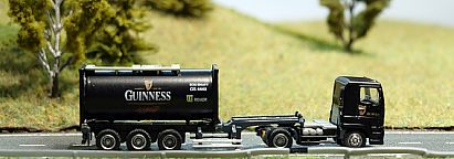 1666 Flüssigkeitscontainer schwarz mit Auflieger und MAN Zugmaschine (geänderter Kühlergrill) - rechts - GUINNESS - Internet 1666 Flüssigkeitscontainer schwarz mit Auflieger und MAN Zugmaschine (geänderter Kühlergrill) - rechts - GUINNESS - Internet