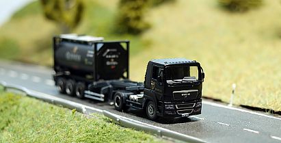 1666 Flüssigkeitscontainer schwarz mit Auflieger und MAN Zugmaschine (geänderter Kühlergrill) - vorn - GUINNESS - Internet 1666 Flüssigkeitscontainer schwarz mit Auflieger und MAN Zugmaschine (geänderter Kühlergrill) - vorn - GUINNESS - Internet