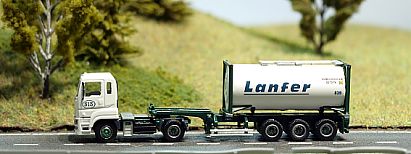 1667 Flüssigkeitscontainer weiss mit Auflieger und MAN Zugmaschine - LANFER - links - Internet 1667 Flüssigkeitscontainer weiss mit Auflieger und MAN Zugmaschine - LANFER - links - Internet