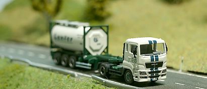 1667 Flüssigkeitscontainer weiss mit Auflieger und MAN Zugmaschine - LANFER - vorn - Internet 1667 Flüssigkeitscontainer weiss mit Auflieger und MAN Zugmaschine - LANFER - vorn - Internet