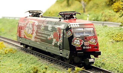 1710 ROCO E-LOK 23451 -- BAYER Leverkusen - 101 068-5 - vorn - Internet