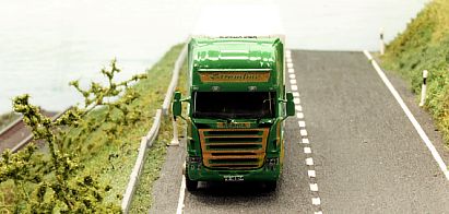 1730 SCANIA  -  K�hlkoffer-Sattelzug - ZINGG - vorn - Internet