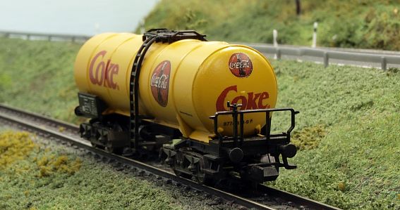 1739 Tankwagen Fleischmann 8485 -  CocaCola gelb - vorn 1 - Internet gross