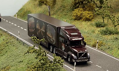 1760 KATO VOLVO VNL 780 - HERPA Grossraum - Kofferauflieger - D�sseldorf - vorn - Internet