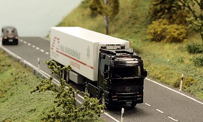 1761 MB Actros Kühlkoffer-Sattelzug - Schockemöhle - vorn - Internet 1761 MB Actros Kühlkoffer-Sattelzug - Schockemöhle - vorn - Internet