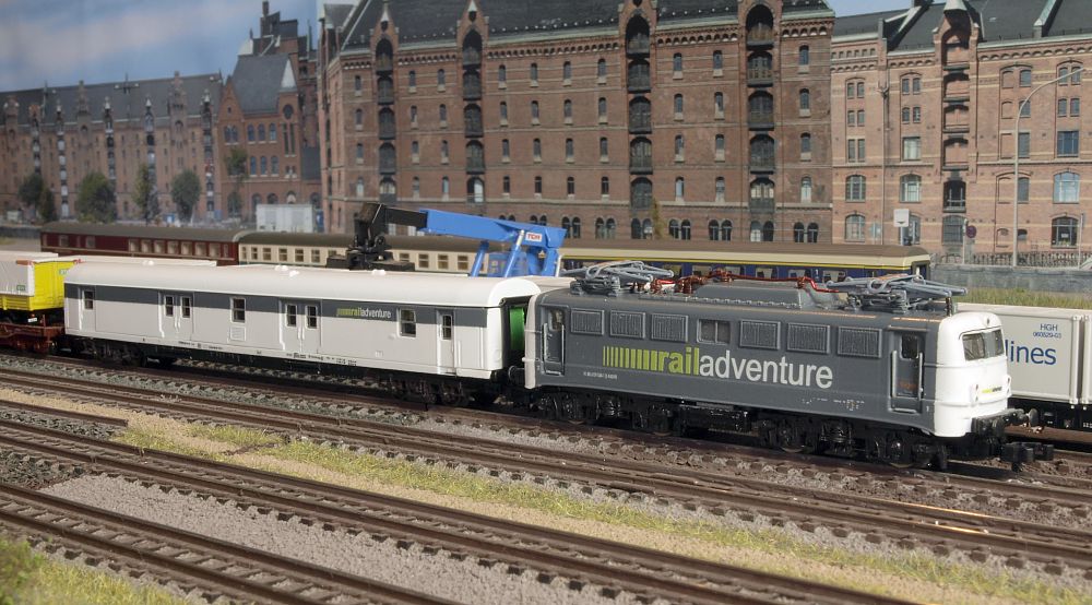 1763 - 1764  Fleischmann - 8189 - D-RADVE 568090-94 005-3 - railadventure Begleitwagen und Fleischmann - 7333 - E-Lok -  railadventure 139 558-1 - Bild 1