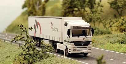 1778 MB Actros Gardinenplanen - Sattelzug -- HOLCIM - vorn - Internet