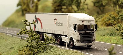 1779 SCANIA Gardinenplanen - Sattelzug -- HOLCIM - vorn - Internet
