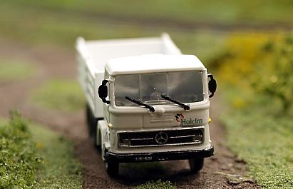 1783 MB Pritschen LKW -- HOLCIM - vorn - Internet