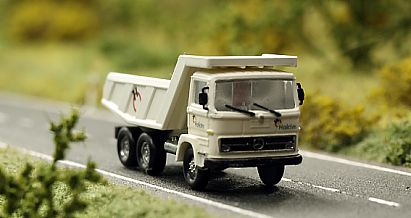1791 WIKING - MB Hinterkipper LKW -- HOLCIM - vorn - Internet