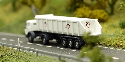 1807 MB Hinterkipper Sattelzug - HOLCIM - hinten - Internet