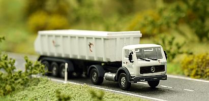 1807 MB Hinterkipper Sattelzug - HOLCIM -vorn - Internet